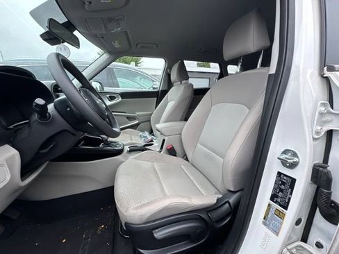 Used 2023 Kia Soul LX w/ LX Technology Package FWD image 8