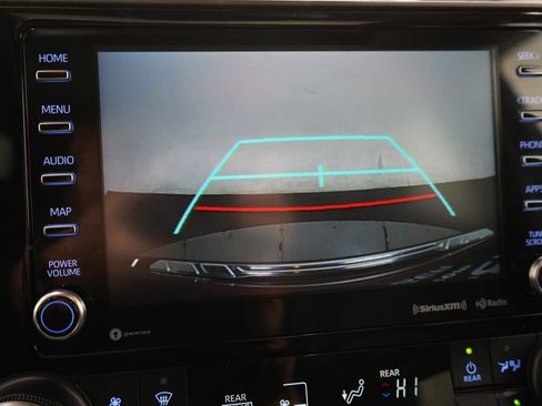 Used 2021 Toyota Highlander XLE image 31