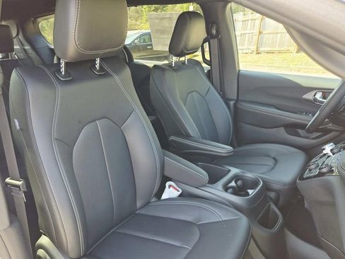 New 2026 Chrysler Pacifica Select FWD image 19