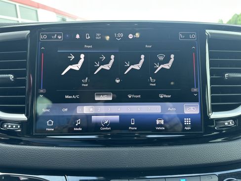Used 2023 Chrysler Pacifica Touring-L FWD image 15