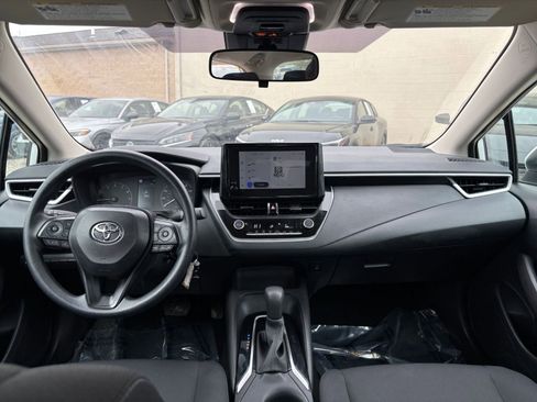 Used 2025 Toyota Corolla LE image 32