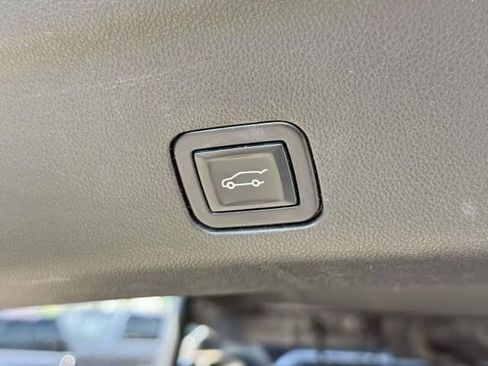 Used 2022 Chevrolet Tahoe Z71 w/ Luxury Package AWD/4WD image 10