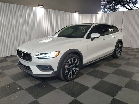 Used 2021 Volvo V60 T5 Cross Country image 3