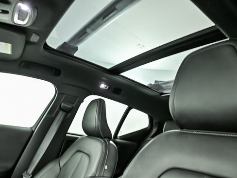 Used 2019 Volvo XC40 T4 Momentum FWD image 18