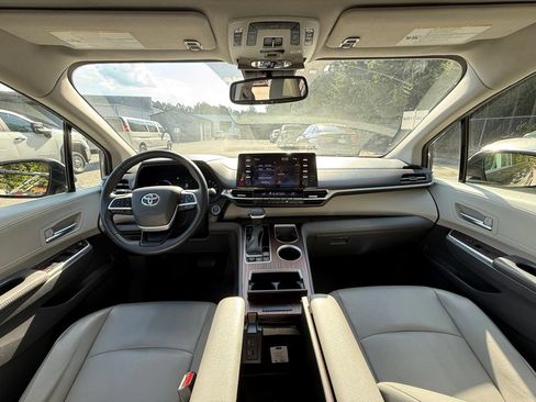 Used 2022 Toyota Sienna XLE FWD image 9