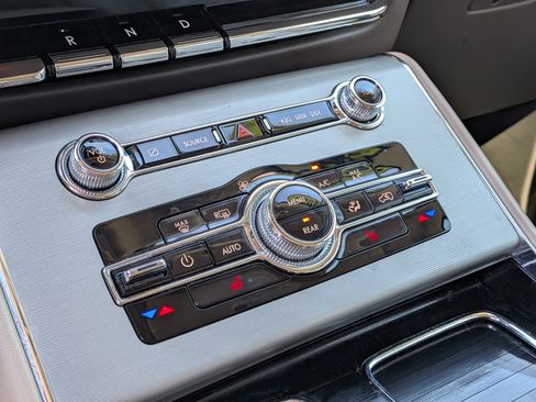 Used 2023 Lincoln Aviator 2WD w/ Premium Package image 33