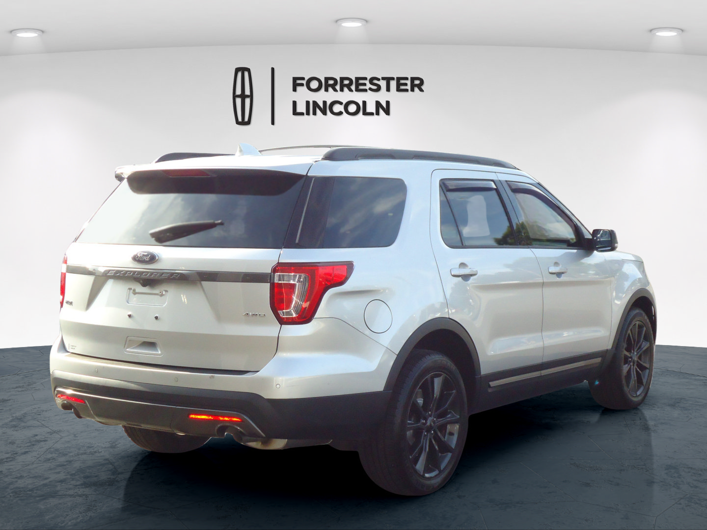 Used 2017 Ford Explorer XLT w/ Equipment Group 202A AWD/4WD image 3