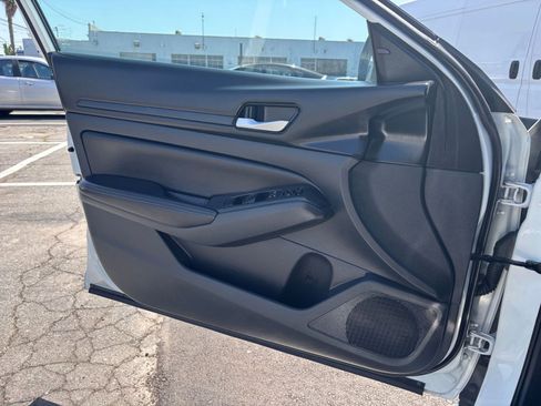 Used 2025 Nissan Altima 2.5 SV image 18