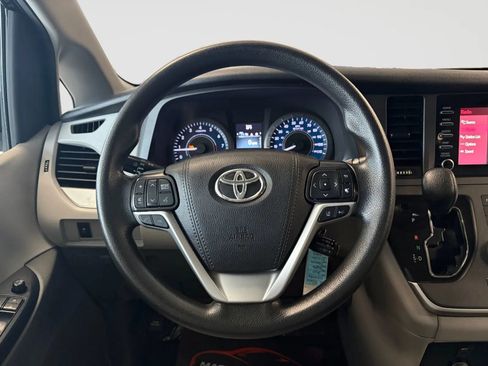 Used 2020 Toyota Sienna L FWD image 28
