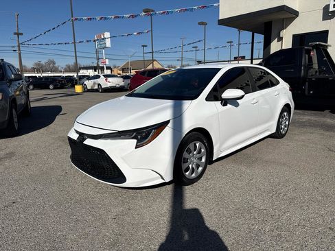 Used 2022 Toyota Corolla LE image 2