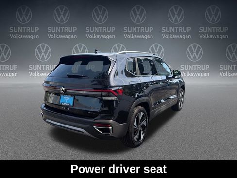 Used 2025 Volkswagen Taos SE w/ Panoramic Sunroof Package AWD/4WD image 11