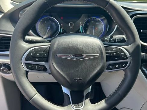 Used 2024 Chrysler Pacifica Touring-L FWD image 21