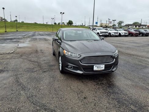 Used 2016 Ford Fusion SE w/ Equipment Group 202A FWD image 4