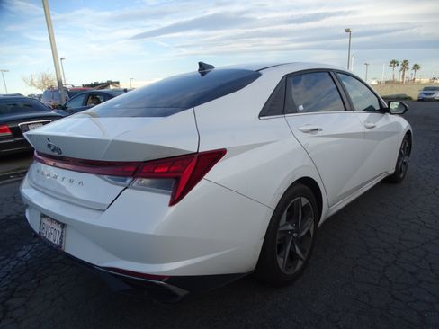 Used 2021 Hyundai Elantra SEL w/ Convenience + Premium Package image 4