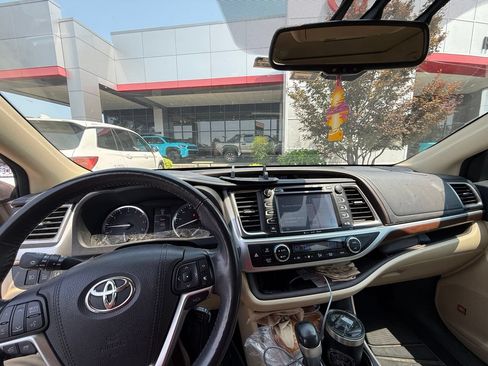 Used 2016 Toyota Highlander Limited Platinum AWD/4WD image 9