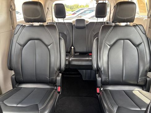 Used 2023 Chrysler Pacifica Touring-L FWD image 40