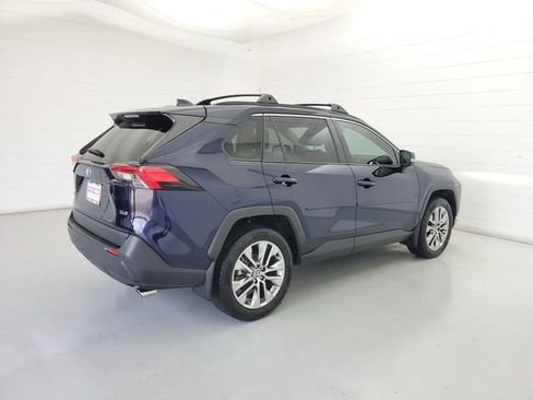 Used 2021 Toyota RAV4 XLE Premium FWD image 5