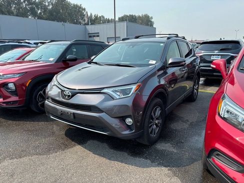 Used 2018 Toyota RAV4 XLE AWD/4WD image 1