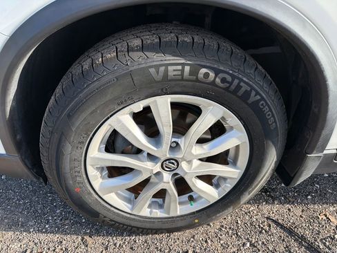 Used 2018 Nissan Rogue SV image 16