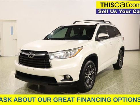 Used 2016 Toyota Highlander XLE w/ Preferred Accessory Package FWD image 4