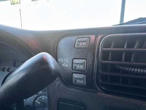 Used 2000 Chevrolet S10 Pickup LS w/ Preferred Equipment Group image 11