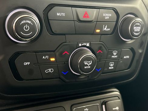 Used 2023 Jeep Renegade Latitude AWD/4WD image 24