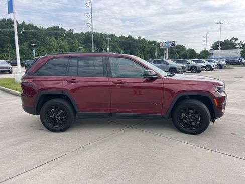Used 2025 Jeep Grand Cherokee Altitude AWD/4WD image 9