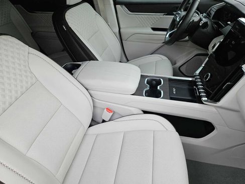 Used 2024 GMC Acadia Denali w/ Super Cruise Package image 13