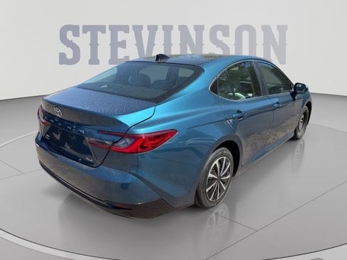 Used 2025 Toyota Camry XLE AWD/4WD image 5
