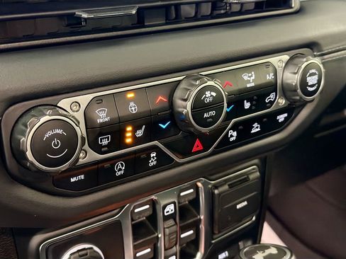 Used 2024 Jeep Wrangler Unlimited Rubicon image 16