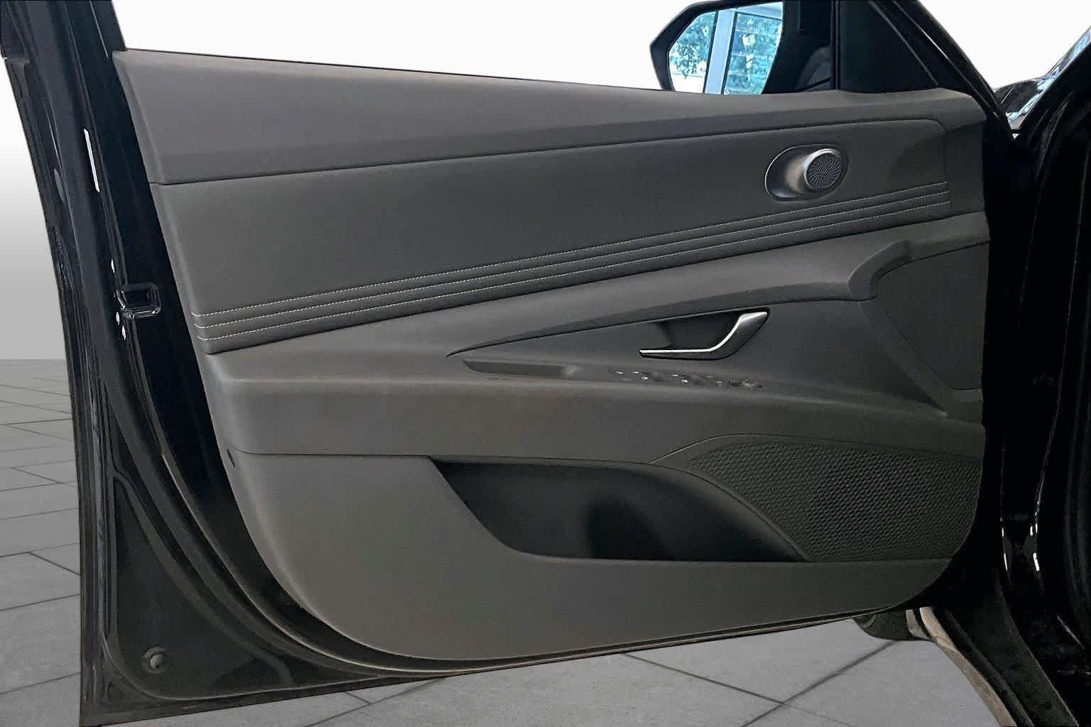 Used 2022 Hyundai Elantra SEL w/ Convenience Package FWD image 18