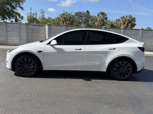 Used 2024 Tesla Model Y Performance AWD/4WD image 2