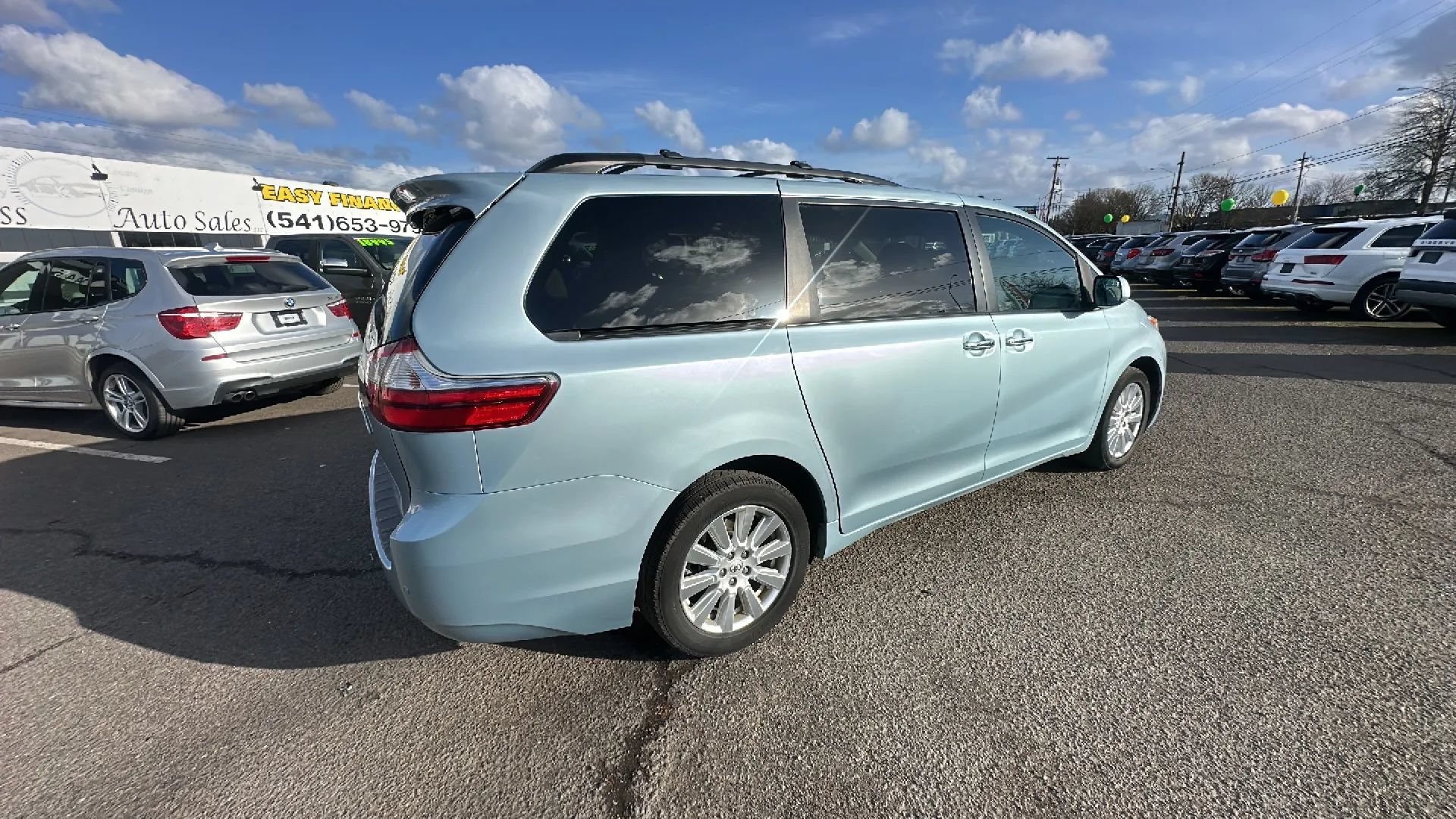 Used 2017 Toyota Sienna XLE Premium AWD/4WD image 3