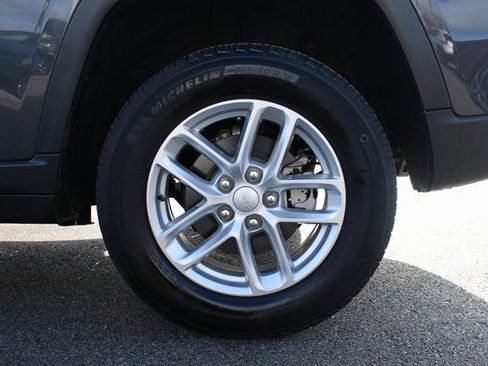 Used 2024 Jeep Grand Cherokee Laredo image 36