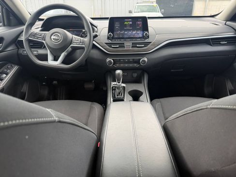 Used 2025 Nissan Altima 2.5 SV FWD image 41