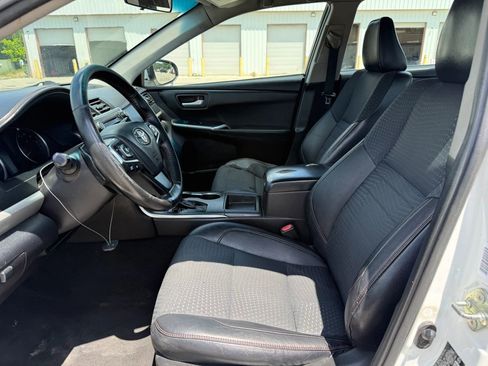 Used 2015 Toyota Camry SE FWD image 2