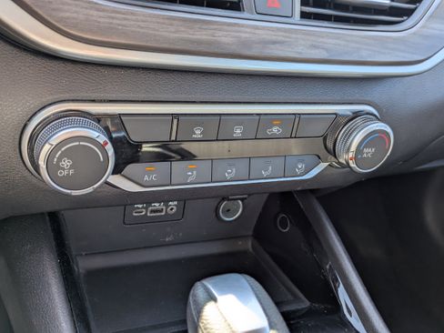 Used 2024 Nissan Altima 2.5 SV image 16