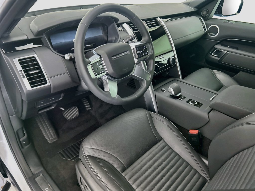 Used 2025 Land Rover Discovery S AWD/4WD image 9