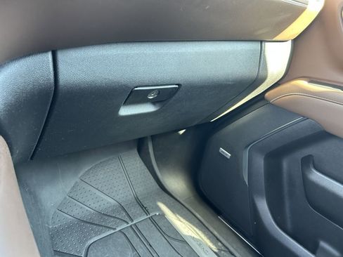 Used 2023 Chevrolet Suburban High Country image 13