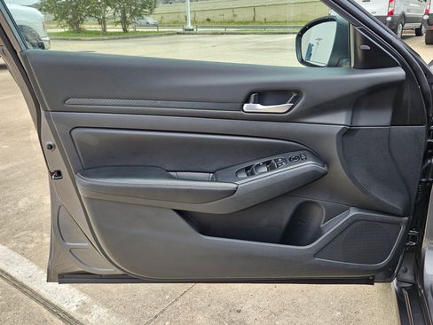Used 2025 Nissan Altima 2.5 SV FWD image 14