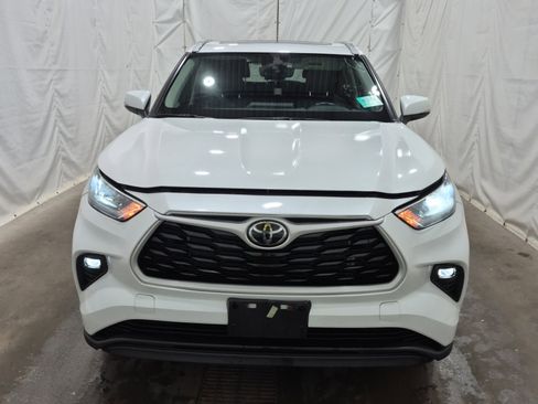 Used 2024 Toyota Highlander XLE image 7