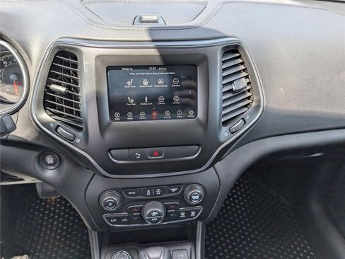 Used 2019 Jeep Cherokee Latitude Plus w/ Comfort/Convenience Group AWD/4WD image 19