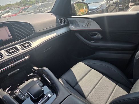 Used 2025 Mercedes-Benz GLS 450 4MATIC image 16