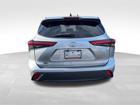 Used 2022 Toyota Highlander L image 4