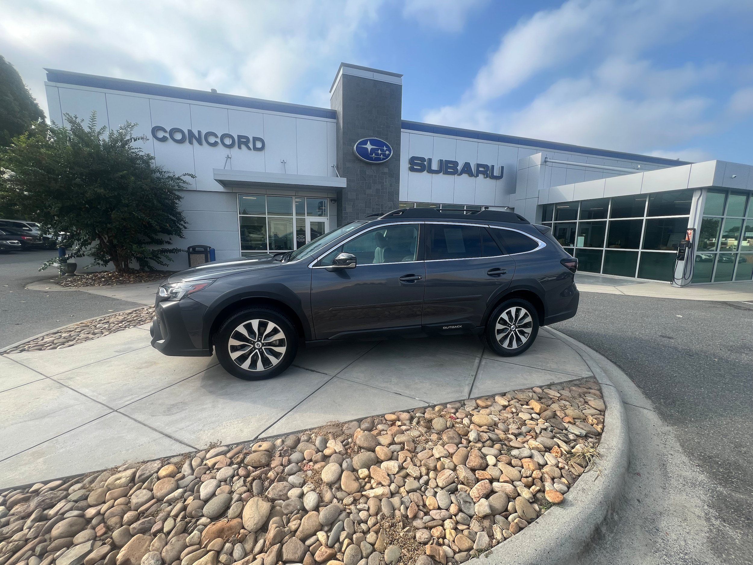 Used 2023 Subaru Outback Limited AWD/4WD image 1