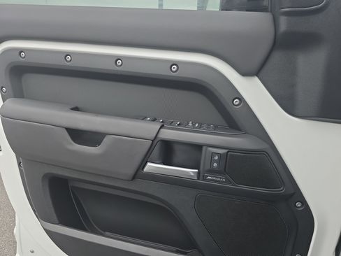 Used 2025 Land Rover Defender 110 S image 26