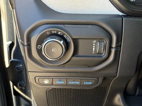 Used 2025 Jeep Wrangler Unlimited Sahara image 18