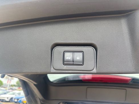 Used 2025 Nissan Rogue SV FWD image 23