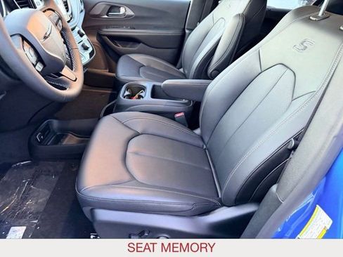 New 2026 Chrysler Pacifica Select w/ S Appearance Package image 18