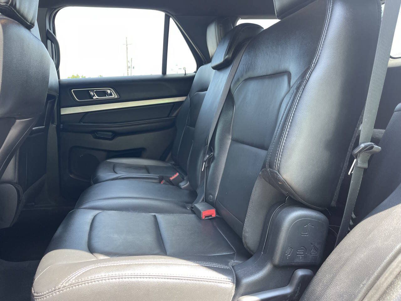 Used 2017 Ford Explorer XLT w/ Equipment Group 202A FWD image 12